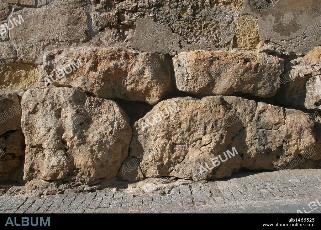 ARTE ROMANO. ESPAÑA. Detalle de las piedras ciclópeas o basamento megalítico de las MURALLAS ROMANAS de TARRAGONA. Éstas posteriormente fueron utilizadas como los cimientos de distintas viviendas del casco antiguo de la ciudad. Tarragona. Cataluña.