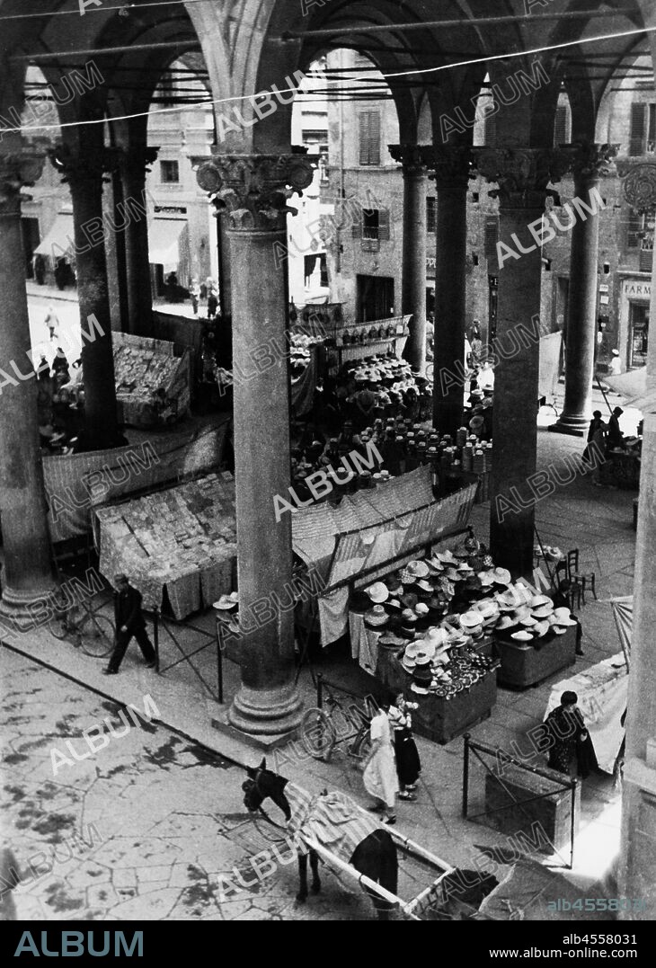 Market, loggia del porcellino now named loggia del mercato nuovo, florence, Tuscany, 1949.
