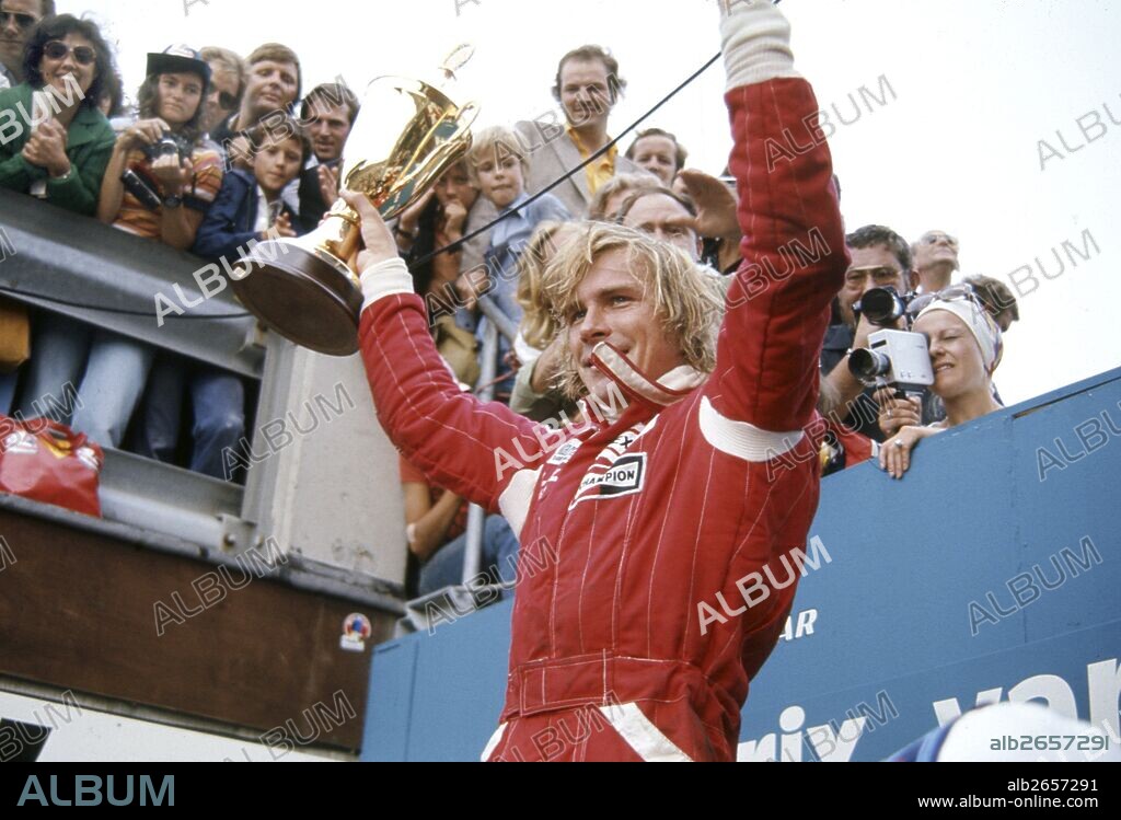 James Hunt, British racing driver who won the Formula 1 World Championship in 1976. With the Winner's Cup Zandvoort 1970s.