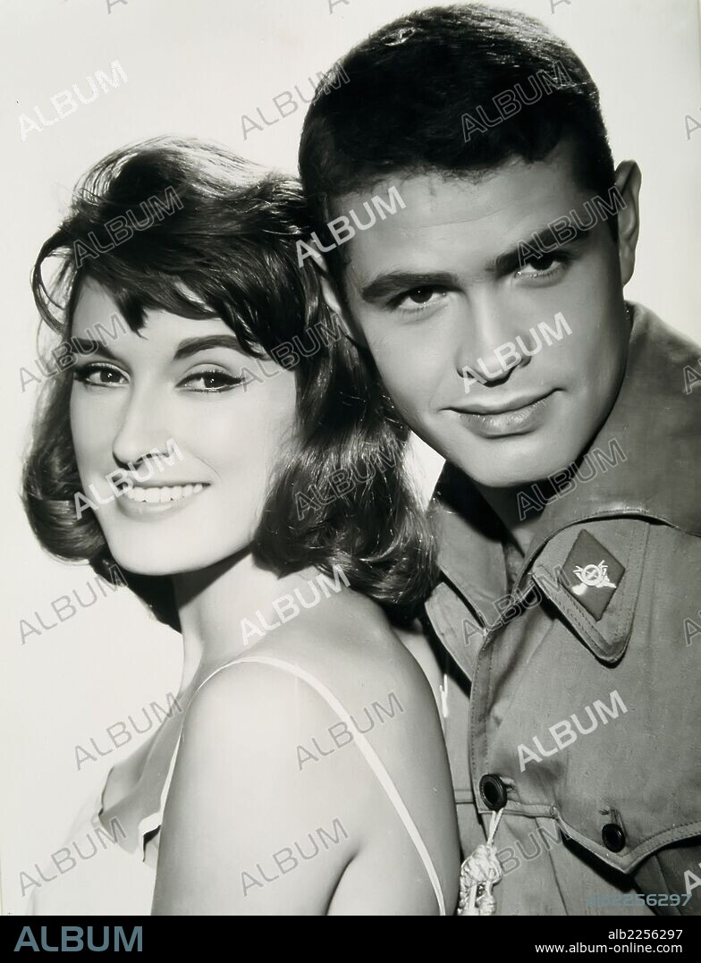 PELICULA : QUINCE BAJO LA LONA , 1959. DIRECTOR : AGUSTIN NAVARRO. ACTORES : LUZ MARQUEZ , ANGEL ARANDA.