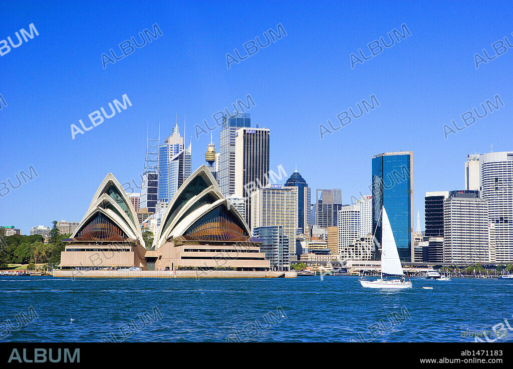 AUSTRALIA. SIDNEY. Panorámica de la ciudad con la "OPERA HOUSE" (TEATRO DE LA OPERA) proyectada por Jörn UTZON en 1956. Nueva Gales del Sur.