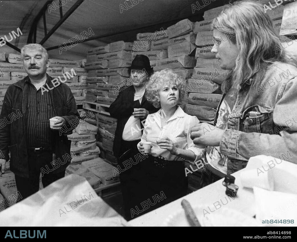 STOCKHOLM 1983-05-16. Hasse Alfredson, Allan Edwall, Lena Nyman och Stellan Skarsgård under inspelningen av Hasse Alfredsons film P & B. Foto: Lennart Isaksson / DN / TT / Kod: 27. ** SVD OUT **.