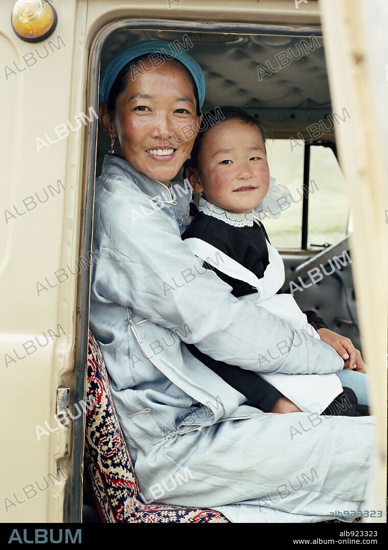 BUYANDULAM DARAMDADI und NANSAL BATCHULUUN in DIE HOHLE DES GELBEN HUNDES, 2005, unter der Regie von BYAMBASUREN DAVAA. Copyright SCHESCH FILMPRODUKTION.