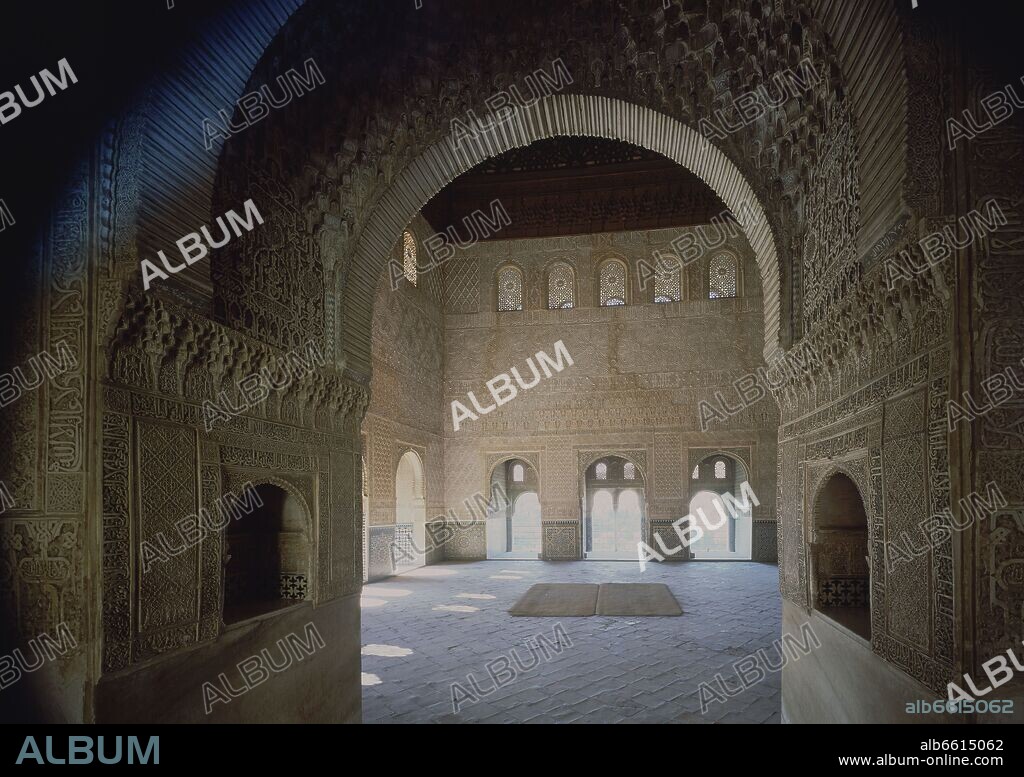 PALACIO DE COMARES O DEL TRONO - TESTERO DE ENTRADA A SALON DE COMARES O DE EMBAJADORES - SIGLO XIV - ARTE NAZARI.