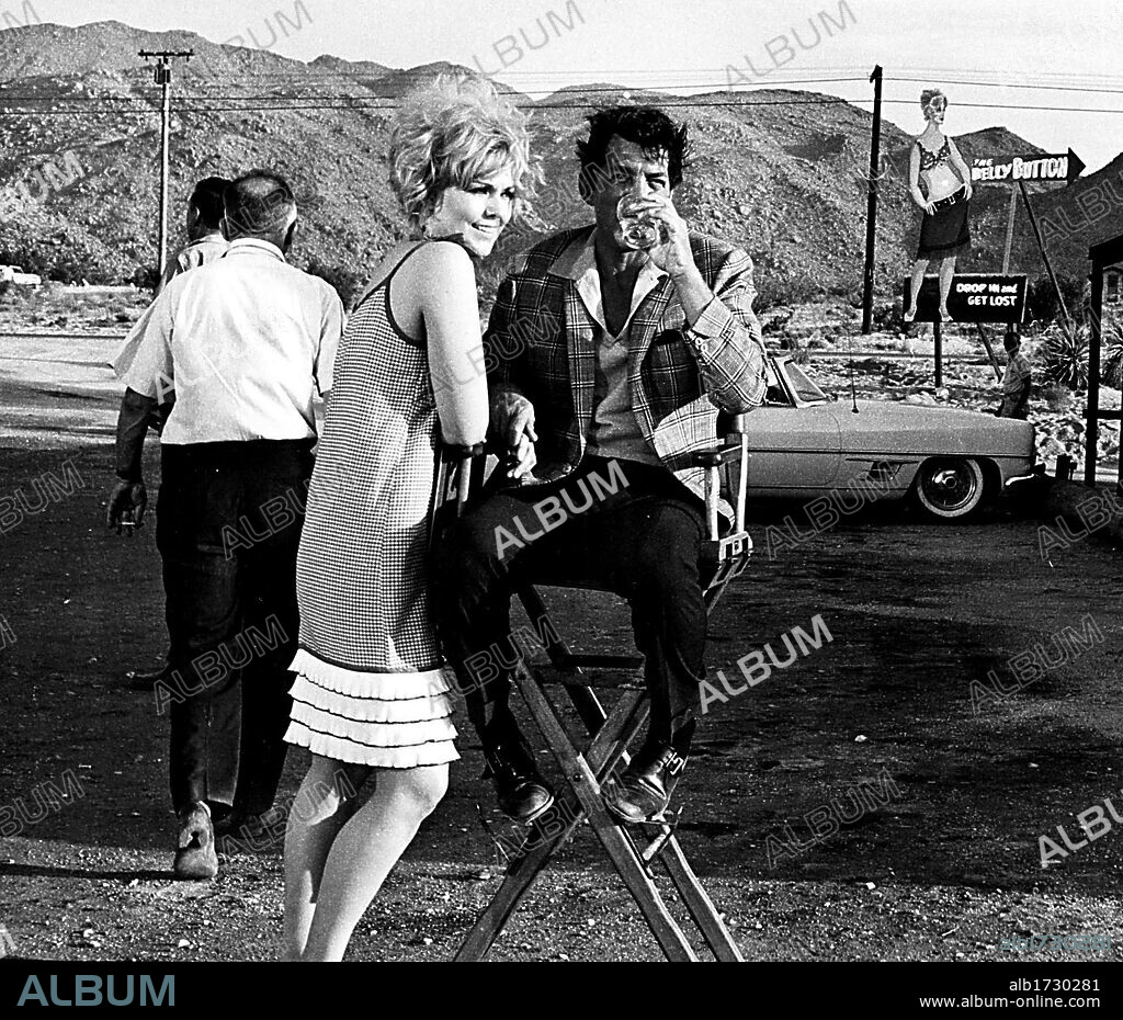 DEAN MARTIN and KIM NOVAK in KISS ME, STUPID, 1964, directed by BILLY WILDER. Copyright UNITED ARTISTS.