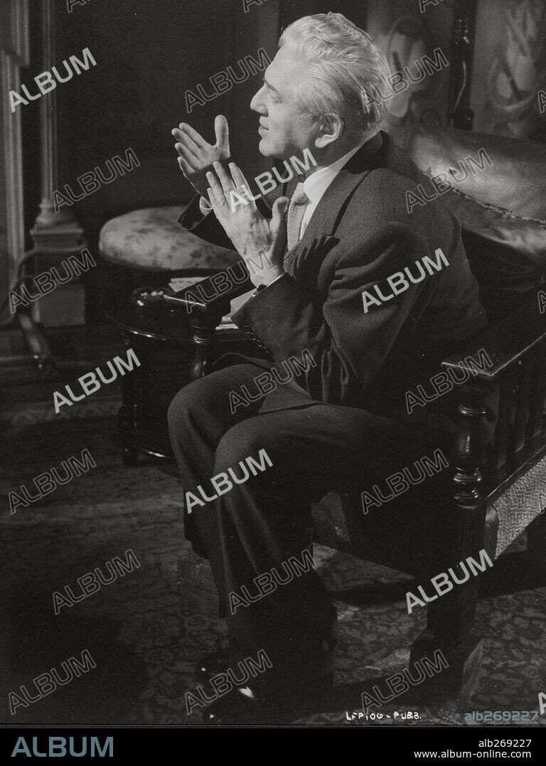 ANATOLE LITVAK en THE DEEP BLUE SEA, 1955, dirigida por ANATOLE LITVAK. Copyright LONDON FILMS/20TH CENTURY FOX.