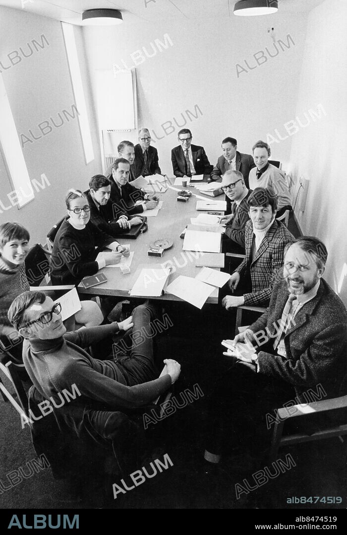 STOCKHOLM 1969.. Not. TV2 Ledningsgrupp Runt bordet fr. v. Roland Hjelte,Lena Wennberg, Ingrid Edström, Hans Villius, George Elgesten. Gustaf Douglas, Lars Hansegård,Örjan Wallqvist, Lars Ag, Olle Berglund, Oloph Hansson, Lars Löfgren, Carl Torell Anm. Producenter Programledare Journalister Chefer Sammanträdesbord Publ. i Etermediernas bok Spegla, granska, tolka sid.215 CD155 persons: Carl Torell ;George Elgesten ;Gustaf Douglas ;Hans Villius ;Ingrid Edström ;Lars Ag ;Lars Hansegård ;Lars Löfgren ;Lena Wennberg ;Olle Berglund ;Oloph Hansson ;Roland Hjelte ;Örjan Wallqvist sites: STOCKHOLM ;SVERIGE PhotoDate:1969-??-??.