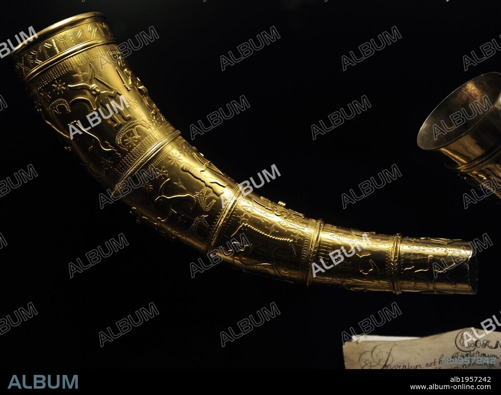 ARTE. PREHISTORIA. EDAD DE LOS METALES. NORTE EUROPA. CUERNOS DE ORO. Realizados hacia el año 400 dC y decorados con motivos nórdicos y romanos. Encontrados en 1639 en Gallehus (Jutlandia). Los dos cuernos fueron robados. Copias de los cuernos a partir de dibujos antiguos. Finales Edad del Hierro. Período de la migración (400-550 dC). Detalle. Museo Nacional. Copenhague. Dinamarca. Norte Europa.