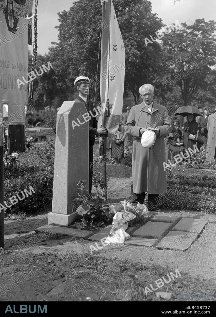 Göteborg 1937-06-22 - Högtid vid grav - Örgryte nya kyrkogård - det är ettminnesmärke av granit över sångarveteranen August Norrby - medel till stenen har insamlats bland sångarna i Göteborg - Ingeniör Wallström håller minnestalet - *** Local Caption *** GT Låda 1937-juni-02. KAMERAREPORTAGE.