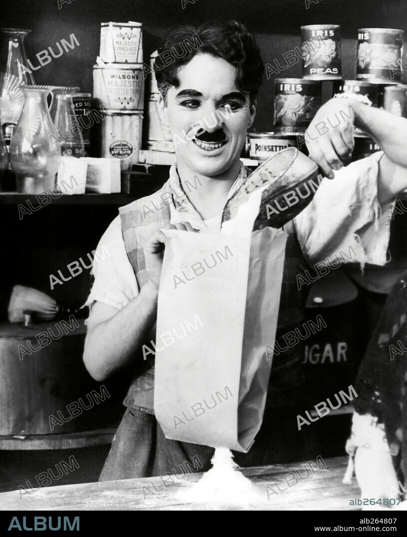 CHARLIE CHAPLIN en CHARLOT EN LA TIENDA [CHARLOT, ENCARGADO DE BAZAR], 1916 (THE FLOORWALKER), dirigida por CHARLES CHAPLIN. Copyright LONE STAR CORPORATION.