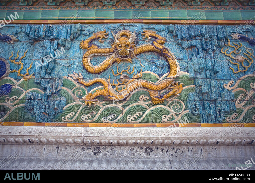 ARTE CHINO. CHINA. CIUDAD PROHIBIDA o PALACIO IMPERIAL (Patrimonio de la Humanidad). Detalle de un DRAGON del PANEL DE LOS NUEVE DRAGONES, realizados en el siglo XVIII con azulejos. PEKIN (BEIJING) .