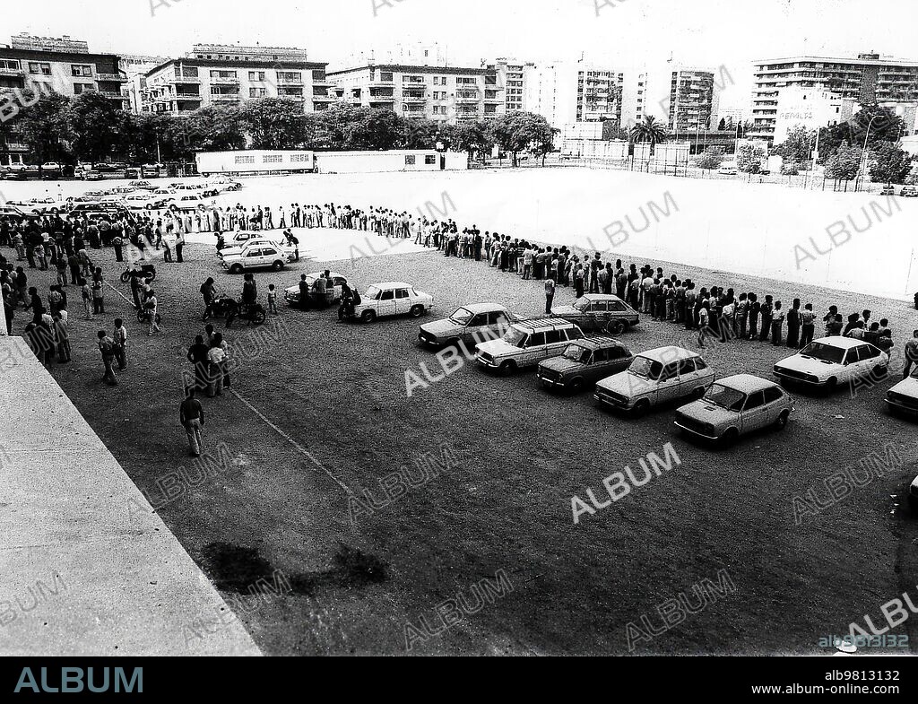 10 de junio de 1982. Colas de Aficionados en el estadio Sánchez Pizjuan para adquirir las Entradas del encuentro Brasil-Urss del mundial de futbol 1982. Colas para treinta mil Localidades desde Temprana hora de la mañana de Ayer, Cientos de Aficionados se Dieron cita en el estadio Ramón Sánchez-Pizjuan para poder Adquirir, en las seis Taquillas Abiertas desde las Nueve, las Localidades de Brasil-Urss y de la semifinal del próximo día 8 de Julio. Largas Esperas y Paciencia, Soportadas por el denominador común de la pasión por el Fútbol. (foto Ruesga Bono).