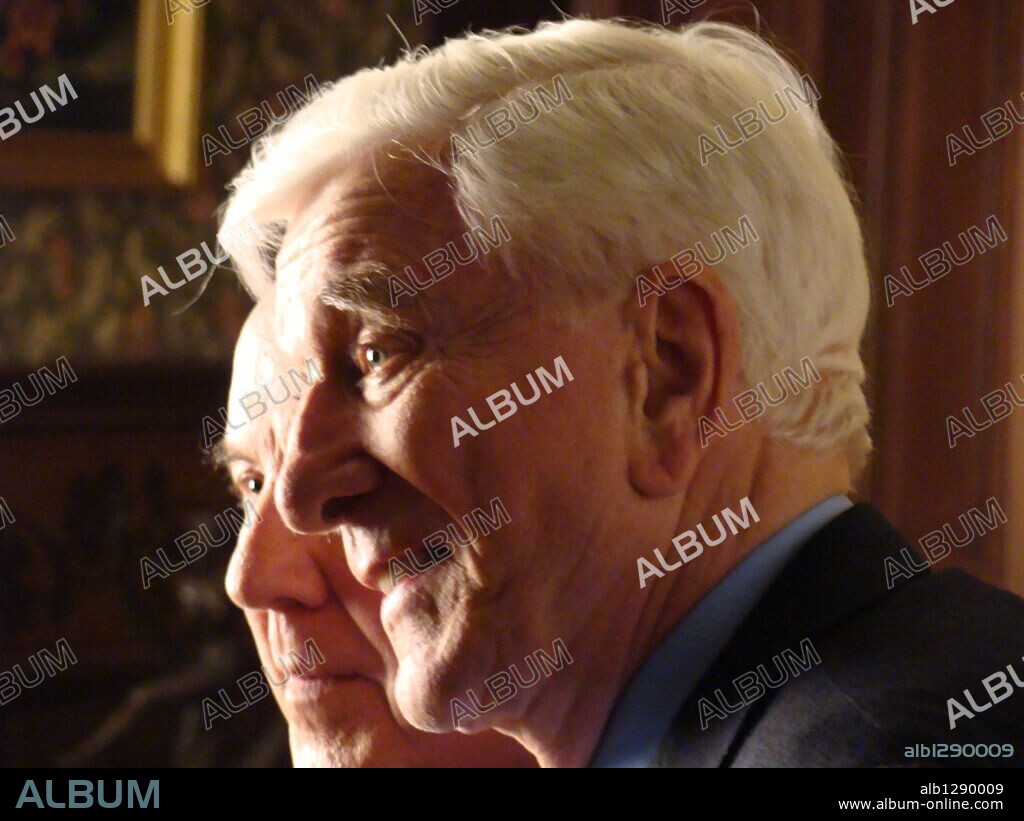 CHIQUITO DE LA CALZADA and LESLIE NIELSEN in SPANISH MOVIE, 2009, directed by JAVIER RUIZ CALDERA. Copyright TELECINCO.