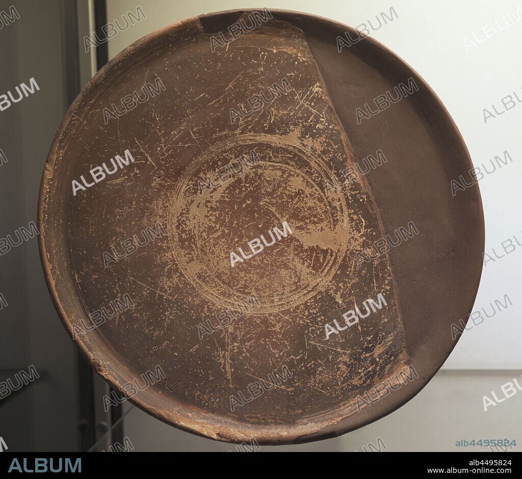 Pátera de cerámica campaniense reconstruída. Siglos II-I a. C. Dragado del Puerto de La Coruña. Museo Arqueológico e Histórico (Castillo de San Antón). La Coruña. Galicia. España.