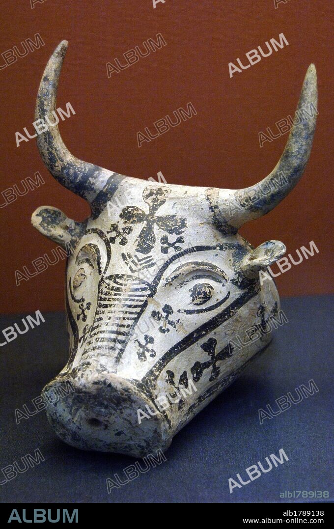 ARTE MICENICO. GRECIA. Figura de terracota que representa la CABEZA DE UN TORO. Fechado hacia el 1425-1300 a. C. Período Heládico IIIA. Isla de Karpathors. Grecia. Museo Británico. Londres. Inglaterra. Reino Unido.