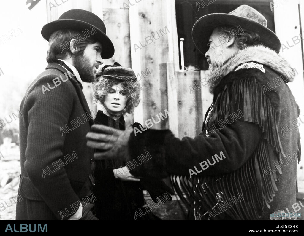 JULIE CHRISTIE, ROBERT ALTMAN y WARREN BEATTY en LOS VIVIDORES, 1971 (MCCABE & MRS. MILLER), dirigida por ROBERT ALTMAN. Copyright WARNER BROTHERS.