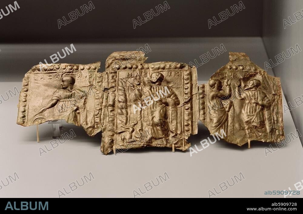 Frühchristlich, Westl. Mittelmeergebiet (Andalusien?), 4./5. Jahrhundert. Die Auferweckung des Lazarus. Relief, Fragment eines Kästchenbeschlages. Bronze, 10,2 × 21,6 cm. Inv. Nr. 1502. München, Sammlung C.S.