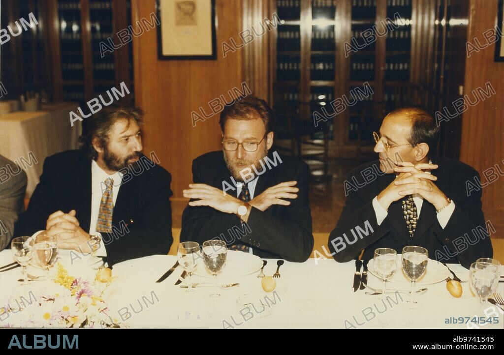 Madrid, 13/3/1997.- Cena homenaje a Luis María Anson por su elección como académico de la Real Academia Española, celebrado en la Biblioteca de ABC. En la foto, de izquierda a derecha: José Luis Gutiérrez, José Antonio Sentís y José Antonio Álvarez Gundín.