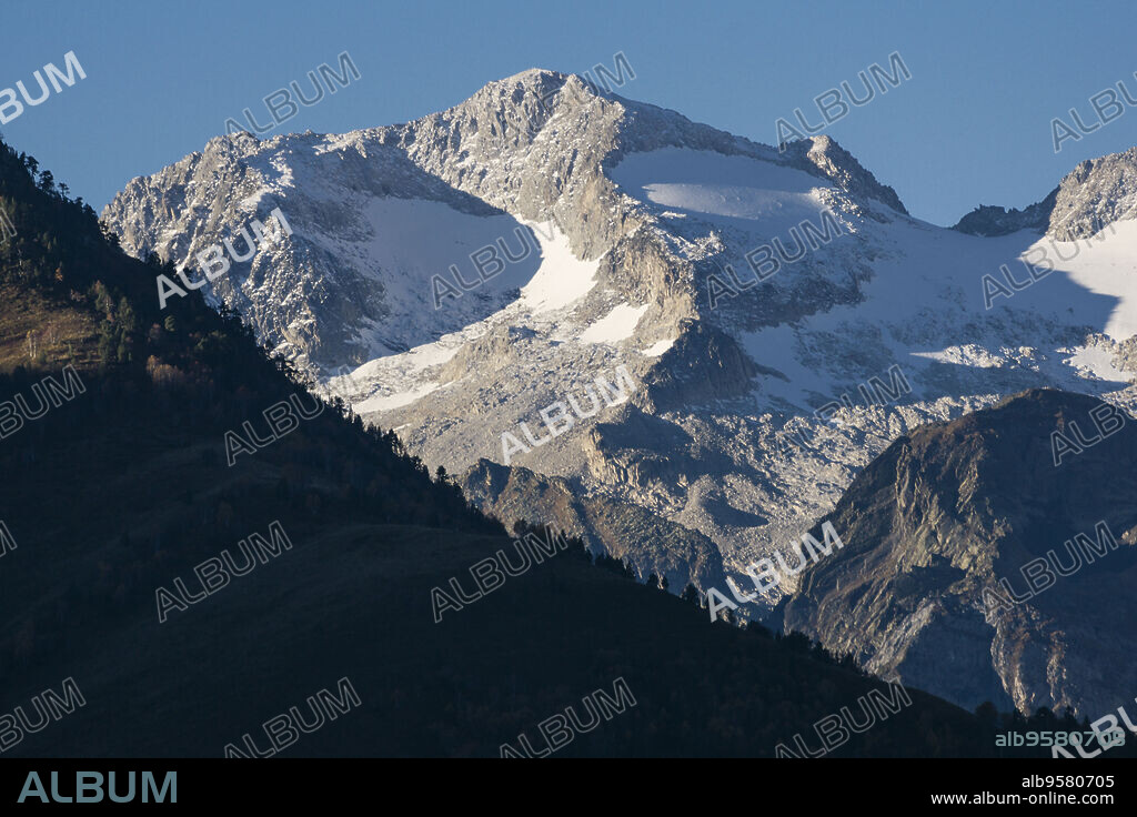 bosque de Varicauva, macizo de la Maladeta y pico de Aneto, 3404 metros, desde el valle de Aran, cordillera de los Pirineos, Spain, europe.
