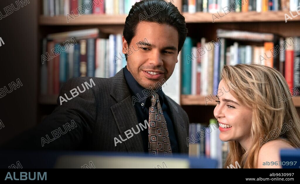 CARLOS VALDES y MAE WHITMAN en UP HERE, 2023, dirigida por KIMMY GATEWOOD y THOMAS KAIL. Copyright 20th Television.