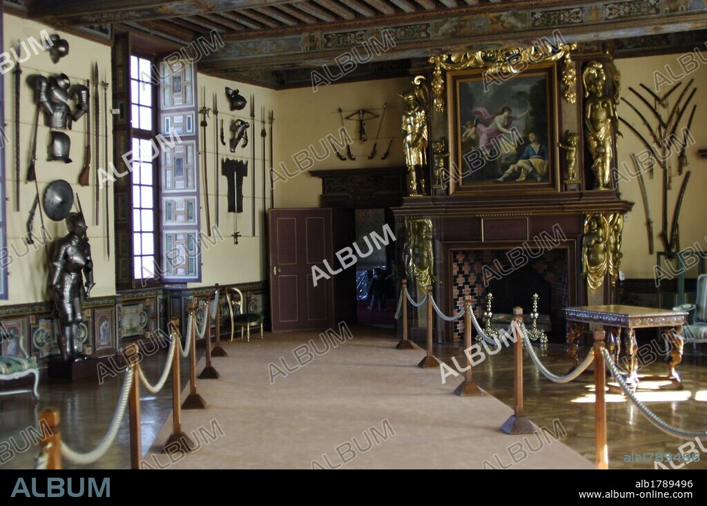 ARTE BARROCO. FRANCIA. S. XVII. CASTILLO DE CHEVERNY. Vista de la SALA DE ARMAS. Ha conservado sus dimensiones y decorado original, pintado en el s. XVII por Jean MONIER. La chimenea es de madera esculpida y dorada sobre la cual resalta una pintura de Mercurio y Venus. Valle del Loira.