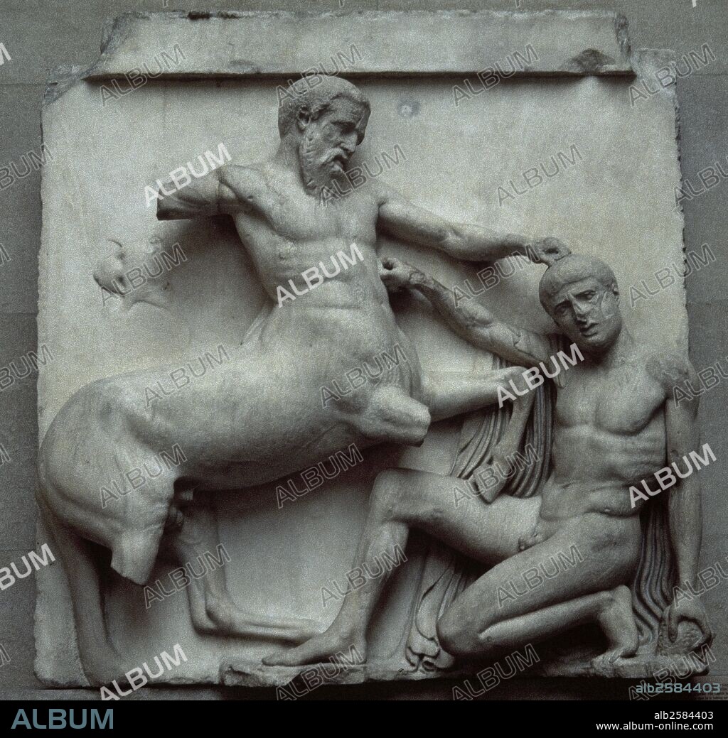ARTE GRIEGO. PERIODO CLASICO. GRECIA. METOPA del lado sur del PARTENON donde se narra una CENTAUROMAQUIA (lucha entre un lapita y un centauro). Realizada probablemente por FIDIAS o alguno de sus discípulos (447-432 a. C.). Pieza procedente de la Acrópolis de Atenas. British Museum. Londres. Inglaterra. Reino Unido.