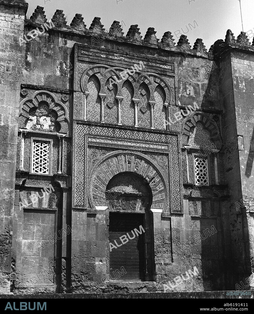 PUERTA DE AL-HAKAM II O DE SAN MIGUEL DE LA MEZQUITA DE CORDOBA - SIGLO X - FOTOGRAFIA EN BLANCO Y NEGRO - AÑOS 50.