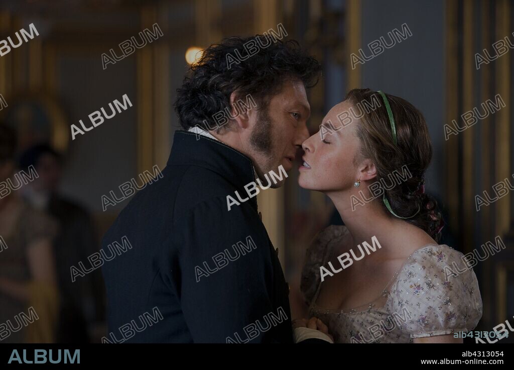 FREYA MAVOR and VINCENT CASSEL in L' EMPEREUR DE PARIS, 2018, directed by JEAN-FRANCOIS RICHET. Copyright Mandarin Production / Gaumont / France 2 Cinema.