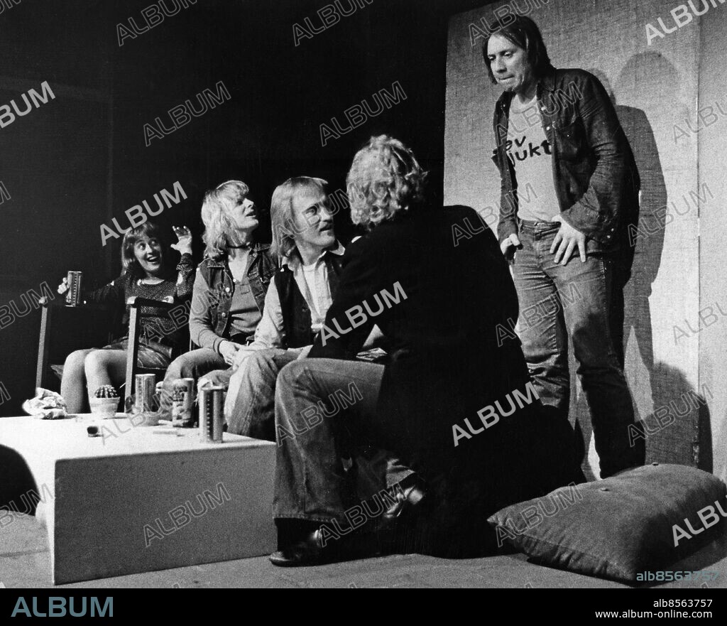 ARKIV STOCKHOLM 19750508. Teatergruppen Nationalteatern från Göteborg spelar "Speedy Gonzales II" på Vällingby ungdomsgård. Från vänster: Maria Grahn, Anki Rahlskog, Hans Mosesson och stående Totta Näslund. Med ryggen mot kameran Lars Jakobsson.. Foto: Lennart Isaksson / DN / SCANPIX / Kod: 27 . ** SVD OUT **.