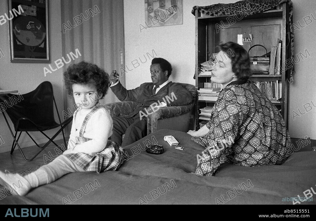 GÖTEBORG 1958. Den amerikanske dirigenten Dean Dixon (1915-1976) tillsammans med sin hustru, den finlandssvenska författarinnan Mary Mandelin, och dottern Nina. Dixon var chefsdirigent för Göteborgs symfoniorkester 1953-1960.. Foto: TT Historical / kod 1900.