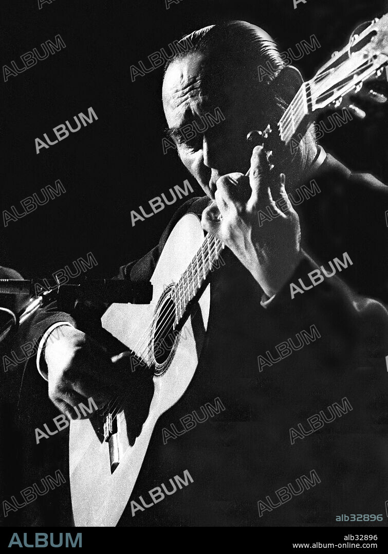 El guitarrista español Félix de Utrera (Félix García Vizcaíno) en una actuación.