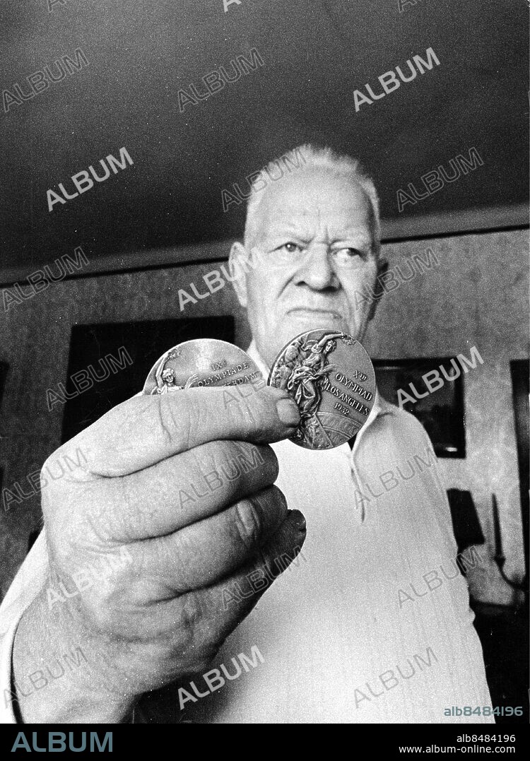 Johan Richtoff visar upp medaljer från OS i Amsterdam och Los. Angeles - 1898-1983. Johan Richtoff brottning Malmö sit 1978. (c) Urban Brådhe / Sydsvenskan / IBL.