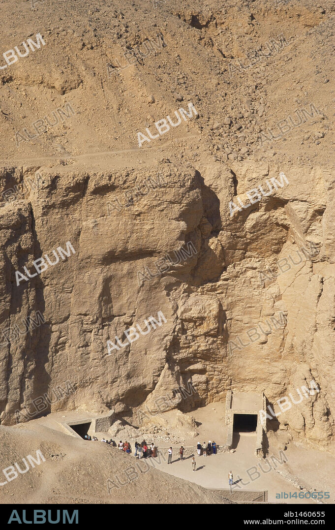 EGIPTO. VALLE DE LOS REYES. Valle escarpado en cuyas paredes rocosas están excavadas las TUMBAS DE LOS FARAONES del IMPERIO NUEVO. Vista de la ENTRADA A UNA TUMBA HIPOGEO. Necrópolis Tebana.