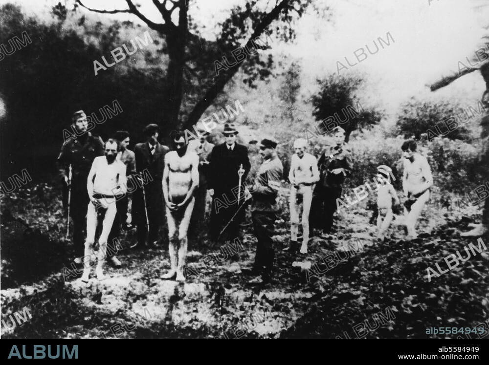 2. Weltkrieg / Restpolen als Generalgouvernement unter deutscher Besatzung, ab Oktober 1939. Massenerschießungen bei Sniatyn durch deutsche Einsatzgruppen, September bis Dezember 1941. - Jüdische Männer und Kinder werden zur Exekution an den Rand einer Grube getrieben.- Foto, September 1941 (?).