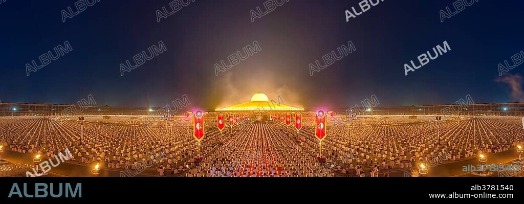 Makha Bucha Day, Magha Puja Day, holiday of the Theravada Buddhists, mass event with monks and believers in the Wat Phra Dhammakaya temple, illuminated Chedi Mahadhammakaya Cetiya, Khlong Luang District, Pathum Thani, Bangkok, Thailand