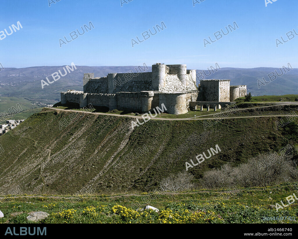 SIRIA. KRAK DE LOS CABALLEROS. Castillo levantado en el S. XII por los Caballeros Hospitalarios, durante las cruzadas a Tierra Santa. Es la mejor muestra que se conserva en el Oriente Medio de arquitectura militar medieval. En el S. XIII, la fortaleza cristiana cayó en manos árabes. Vista panorámica.
