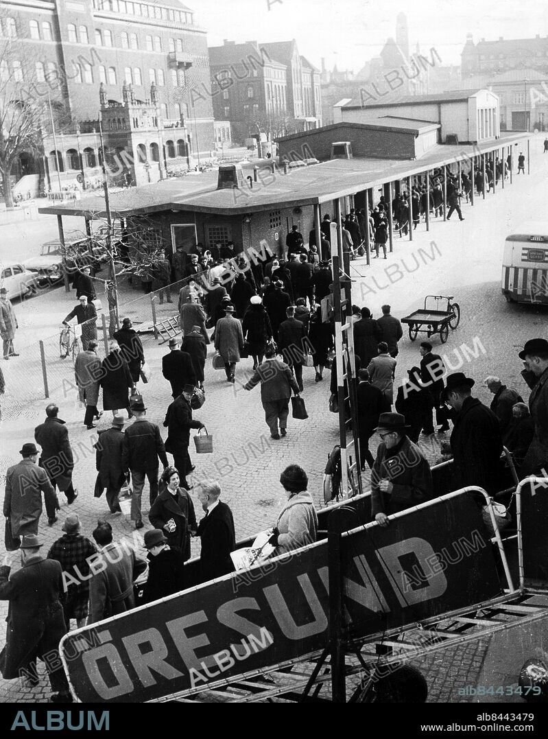Skeppsbron i Malmö. Tilläggsplats för Öresundsbåtarna Malmö - Köpenhamn. 1963.. (c) Pierre Mens / Sydsvenskan / IBL.