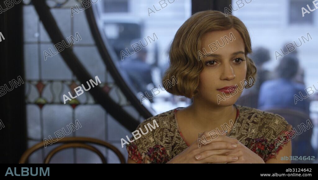 ALICIA VIKANDER en LA CHICA DANESA, 2015 (THE DANISH GIRL), dirigida por TOM HOOPER. Copyright ARTEMIS PROD/PRETTY PICTURES/REVISION PICTURES/WORKING TITLE.