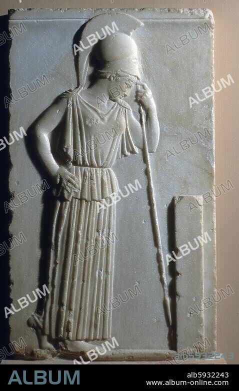 Relief 'Die trauernde Athena' (oder 'Athena mit der Lanze', 460 v.Chr.). Die G+Âttin Athena mit Helm und einem schlichten Peplos lehnt den Kopf sinnend an ihre Lanze und scheint in die Inschrift der Stele (Grabstele?) zu ihren F++ºen versunken. Votivrelief aus parischem Marmor, 0,54 m hoch, Fundort s++dlich vom Parthenon auf der Akropolis Athen, Attika, Griechenlan.