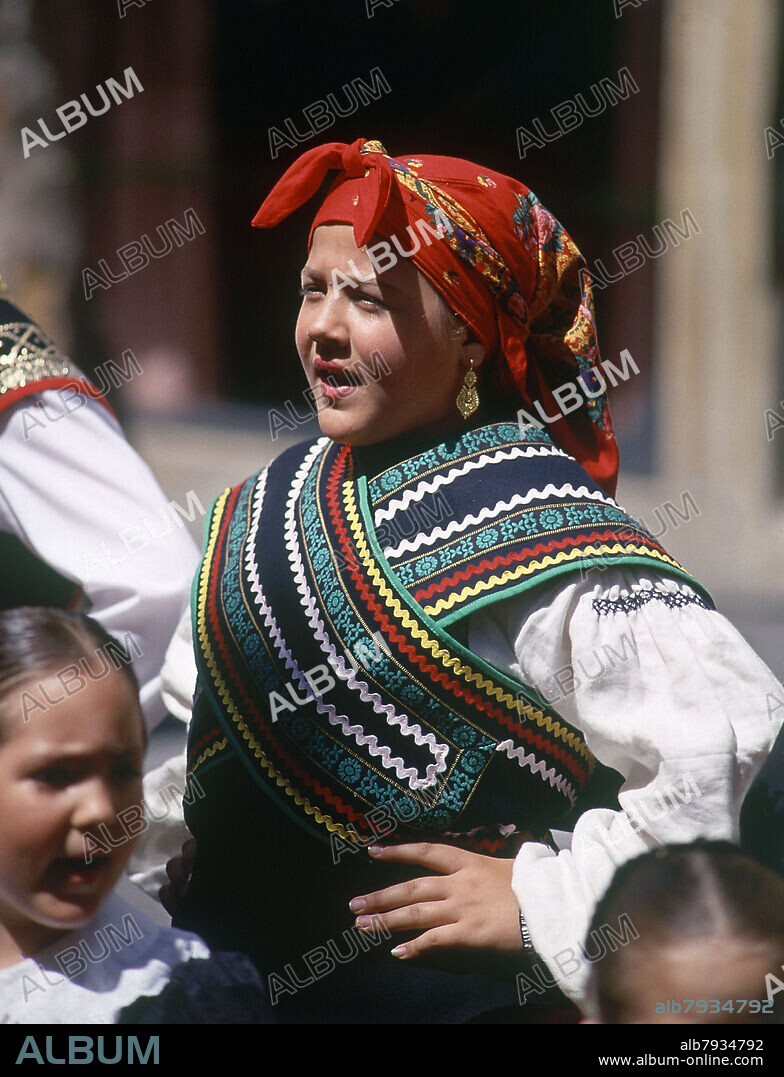 NIÑA CON TRAJE TIPICO REGIONAL CANTANDO EN CORO - FOTO AÑOS 90 -.