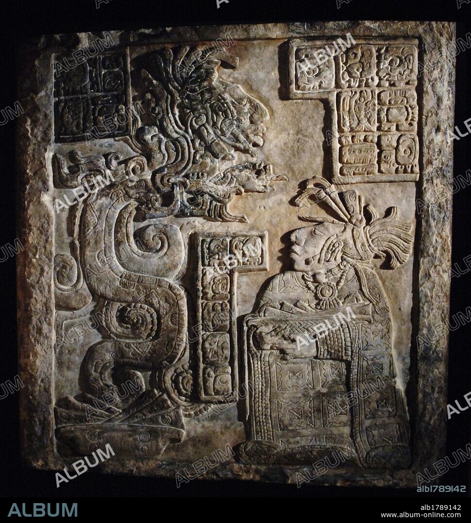 ARTE MAYA. PERIODO CLASICO TARDIO (600-900 d. C.). DINTEL 15 DE YAXCHILAN (770-775 d. C.). Relieve en piedra caliza que representa a la ESPOSA DEL REY PAJARO JAGUAR IV (752-768), WAK TUUN, HACIENDO UN AUTOSACRIFICIO DE SANGRE ANTE LA SERPIENTE VISION QUE SURGE DE UN ROLLO DE PAPEL MANCHADO CON LA SANGRE DE LA DAMA. DE SU BOCA SALE UN ANCESTRO CON EL QUE LA DAMA QUIERE CONTACTAR. La pieza forma parte de una serie de tres relieves encargados por Pájaro Jaguar IV para decorar la ESTRUCTURA 21 en Yaxchilán. Estado de Chiapas. México. Museo Británico. Londres. Inglaterra. Reino Unido.