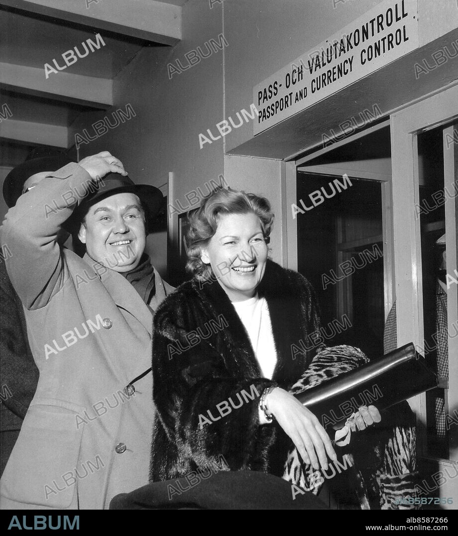 ARKIV 1953 . Jussi och Anna-Lisa Björling kommer hem efter två månader i USA. Swedish opera singer Jussi Björling arrives in Stockholm after a long visit to the US. Bilden publicerad i Jacob Forsells bok "Jussi Sången Männniskan Bilderna".. Foto: TT / Kod 1900.