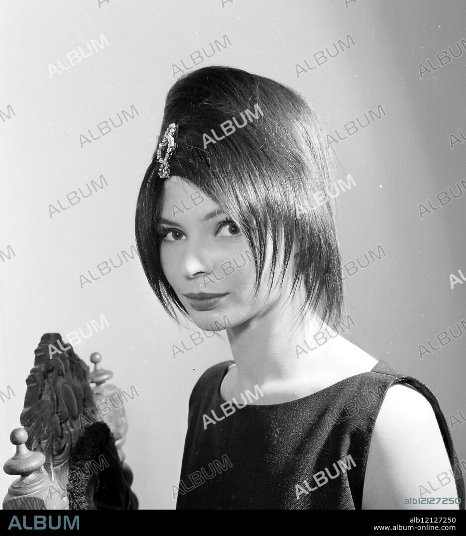 MILLINGTON B MODELLING BLACK MONEY HAT /. 29 SEPTEMBER 1960.
