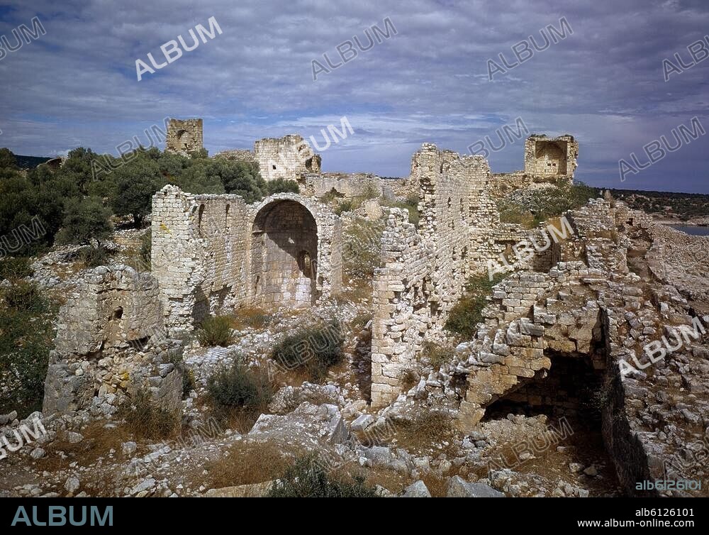 Corycus / Cilicia (Icel province, Turkey), (antique city, extended under Byzantine rule in the 12th century, conquered by the Ottomans in 1482), castle. (12th century). Partial view of the ruins of the castle. Photo, undated.