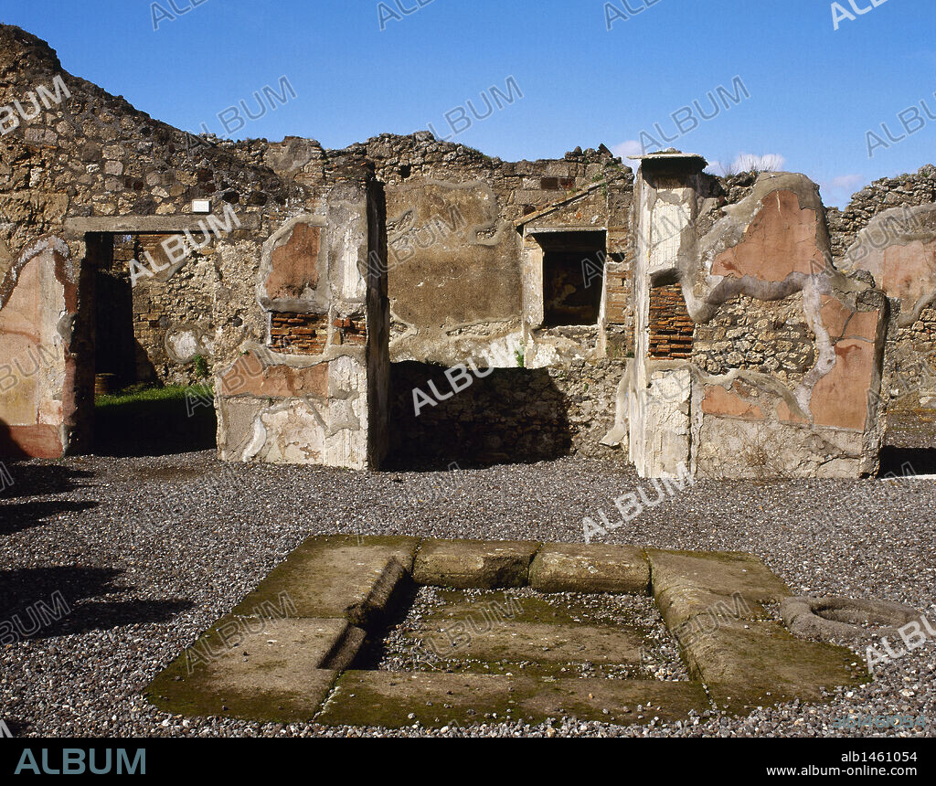ARTE ROMANO. ITALIA. POMPEYA. Ciudad romana situada a los pies del VESUBIO y destruida en el 79 d. C. por la erupción del volcán. Vista general de las ruinas del ATRIO "ATRIUM" de la CASA DE ADON. La Campania.