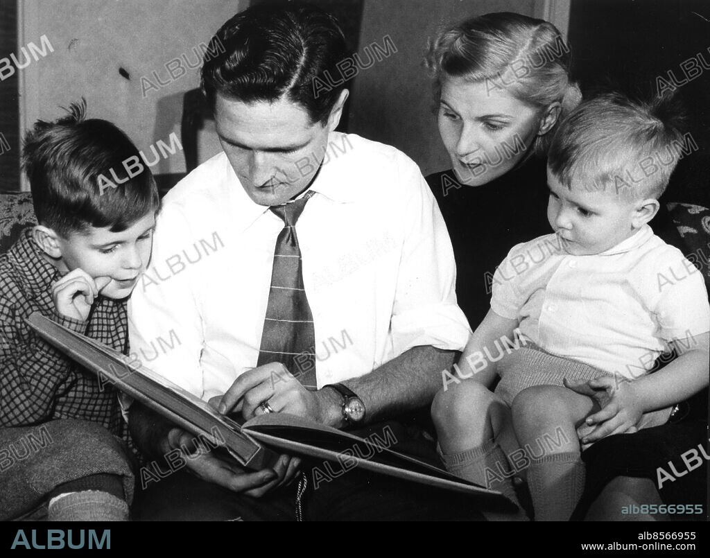 Arne Månsson med album tillsammans med fru Irene och sönerna Leif och Rolf 1954. fotboll Malmö FF MFF. (c) Jan Dahlander / Sydsvenskan / IBL.