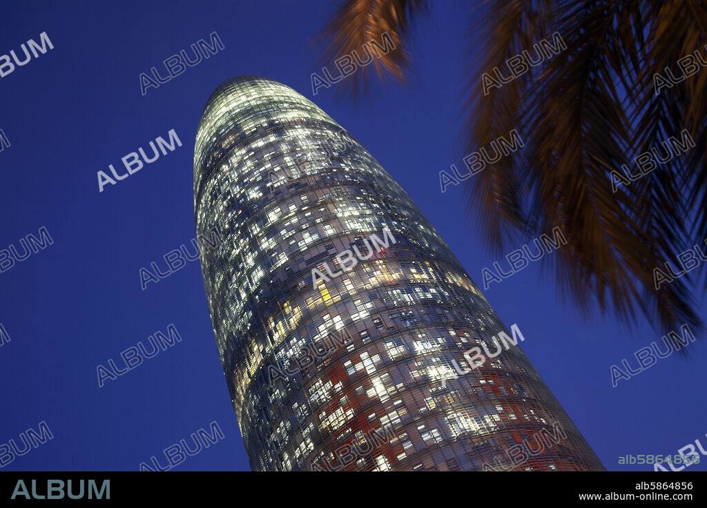 Barcelona; torre Agbar del arquitecto Jean Nouvel.