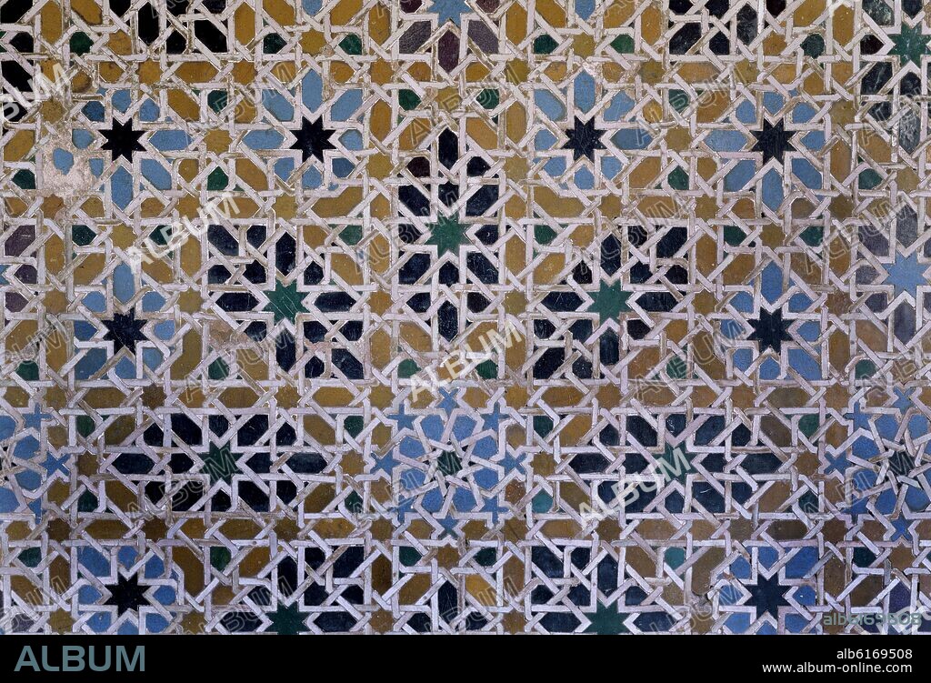 DETALLE ALICATADO DEL SALON DEL TRONO DE MUHAMMAD V EN EL MIRADOR DE LINDARAJA - SIGLO XIV.