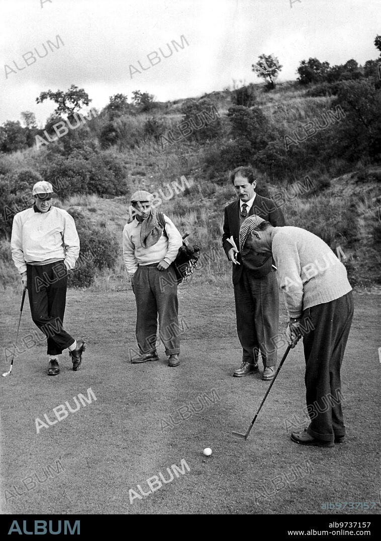 1960. Luis Urquijo, marqués de Bolarque y presidente del Madrid, jugando al golf.
