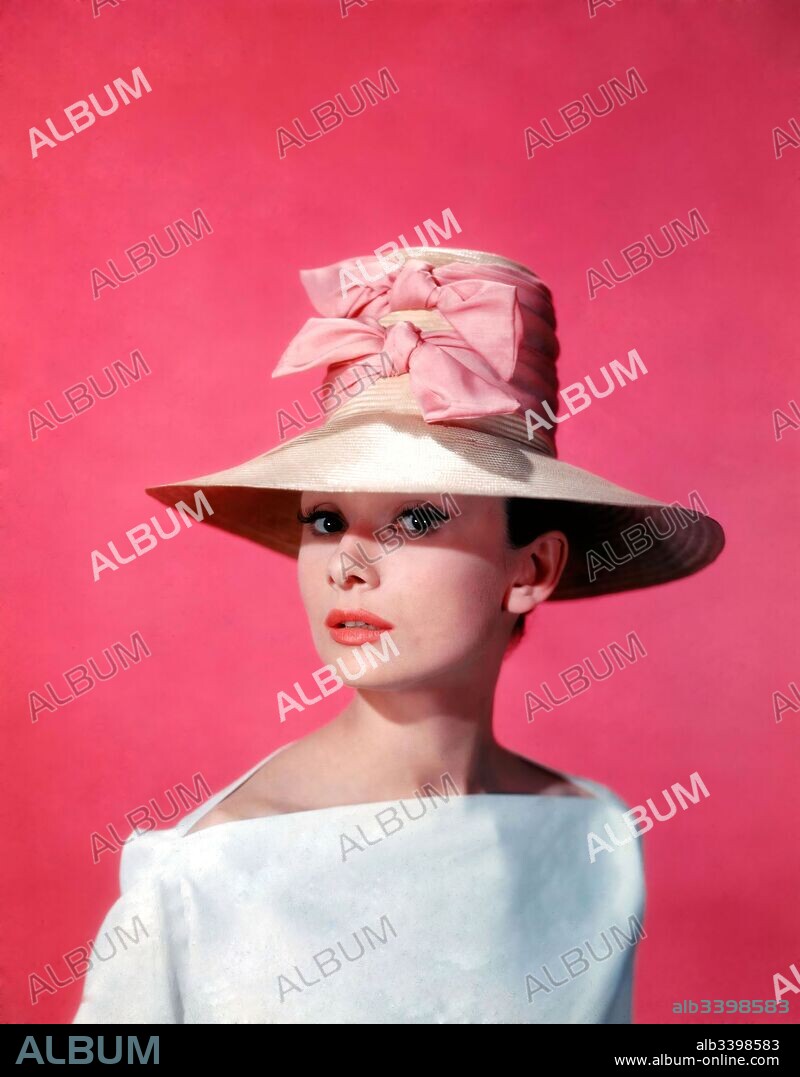 AUDREY HEPBURN in FUNNY FACE, 1957, directed by STANLEY DONEN. Copyright PARAMOUNT PICTURES.